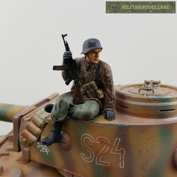 Soldat der deutschen Wehrmacht StG 44 Schütze Erbsentarn handbemalt 1:16.