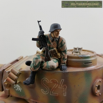 Soldat der deutschen Wehrmacht StG 44 Schütze Splittertarn  handbemalt 1:16