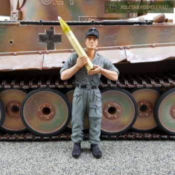 Soldat der deutschen Wehrmacht Granate auf Schulter Panzer und Geschütz Lademannschaft 1:16