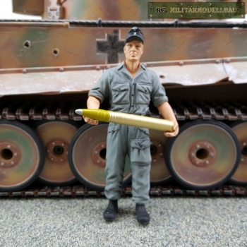 Soldat der deutschen Wehrmacht Granate in Händen Panzer und Geschütz Lademannschaft 1:16