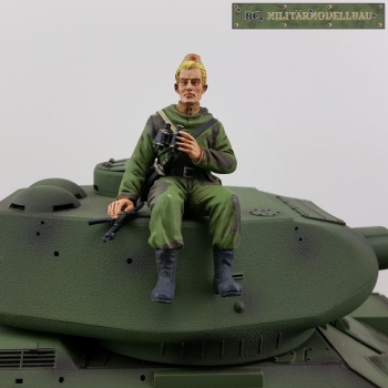 Russischer Soldat Aufklärer mit Fernglas WW2 Camouflage Grün 1:16