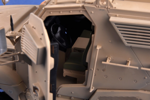 Panzerfahrzeug Navistar MaxxPro MRAP Bausatz im Maßstab 1:16 von Trumpeter